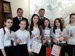 Сотрудники Шпаковской полиции поздравили юных жительниц района с Международным женским днем и вручили паспорта